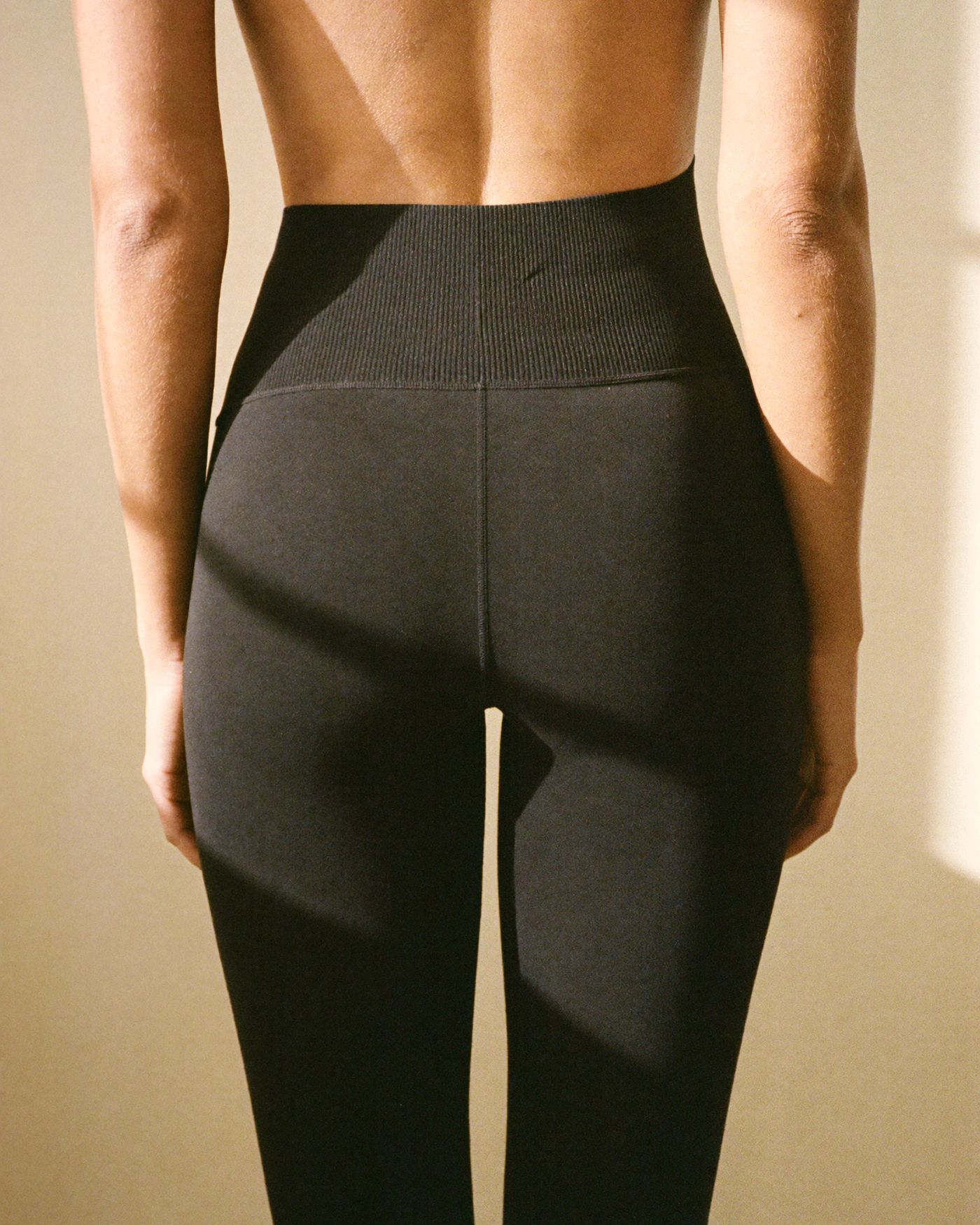 A Luna leggings hátulnézetből, a széles bordázott derékpánttal