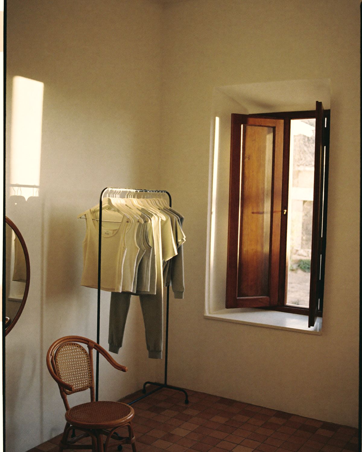 A guadalajarai showroom: meleg vakolat, zsalugáteres ablak, thonet szék